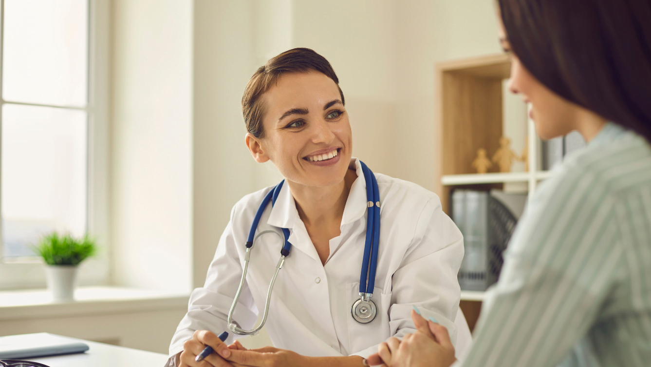 Ärztin im Gespräch mit Patientin