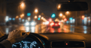 cannabis und alkohol im straßenverkehr: unscharfe sicht beim autofahren bei nacht mit eingeschränkter wahrnehmung und verlangsamter reaktion.