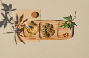 cannabis als schmerzmittel dargestellt mit cannabisblüten, öl und kapseln in ruhiger medizinischer umgebung zur schmerzlinderung.