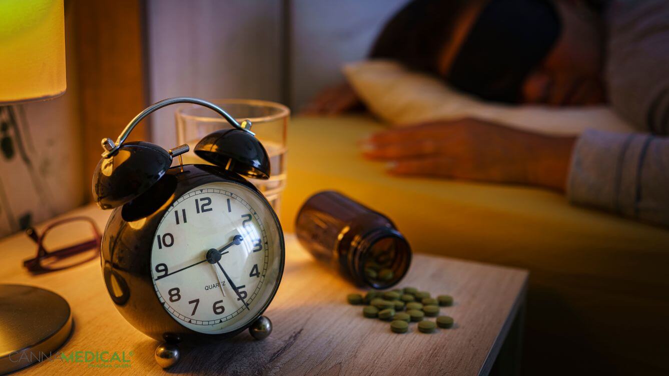 Schlaftabletten an Nachttisch zur Behandlung von Cannabis bei Schlafstörungen