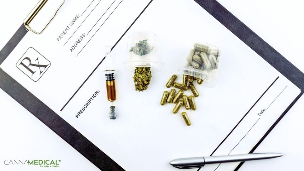 Medizinalcannabis als Blüten, Öl und Kapseln auf Formular