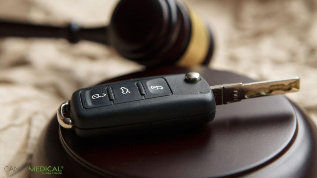 Autoschlüssel auf Holzunterlage