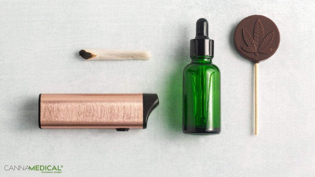 Hände pflanzt Hanfpflanze in Erde ein