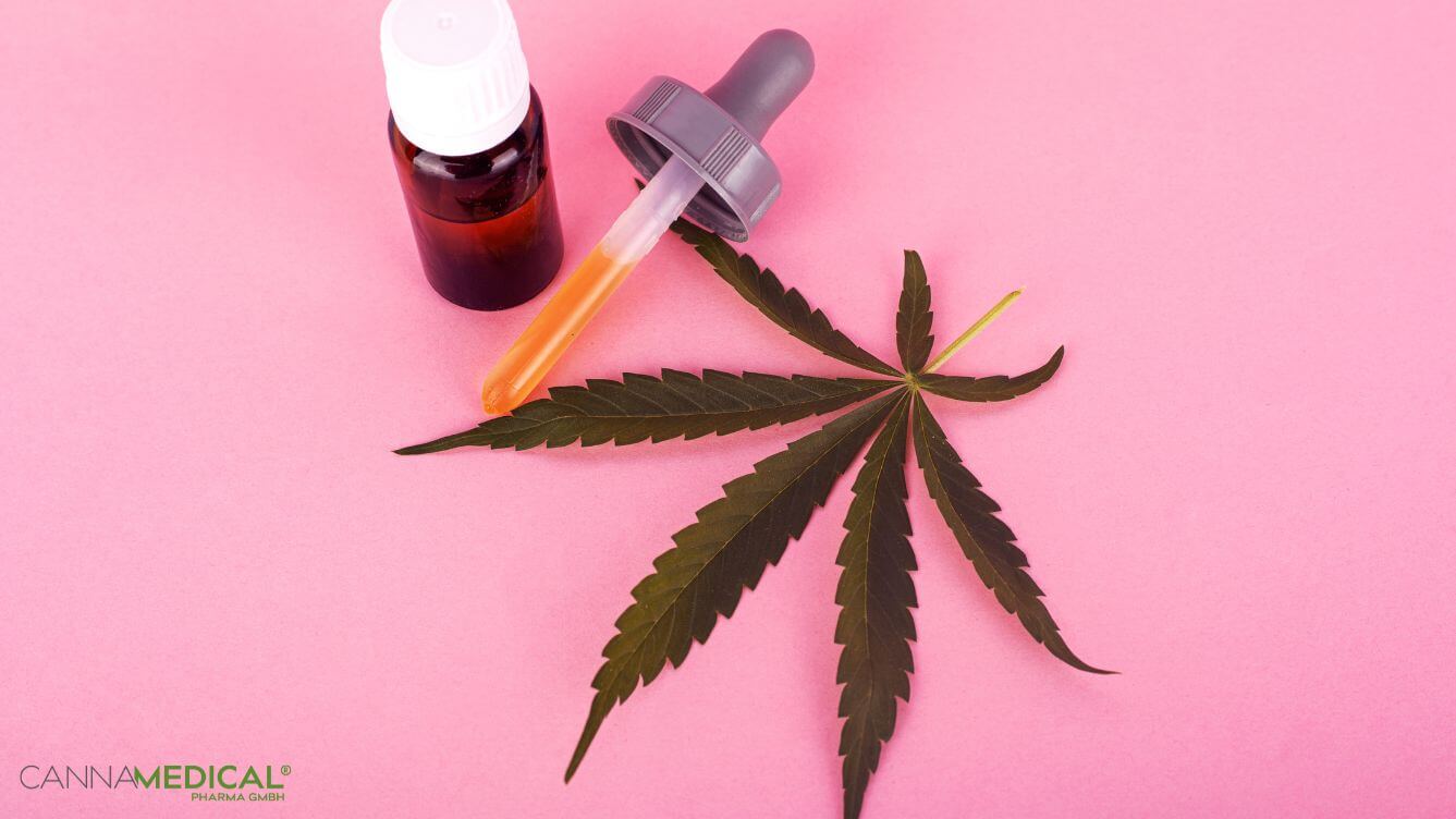 Hanfblatt, Fläschchen und Hanfblatt auf rosa Untergrund